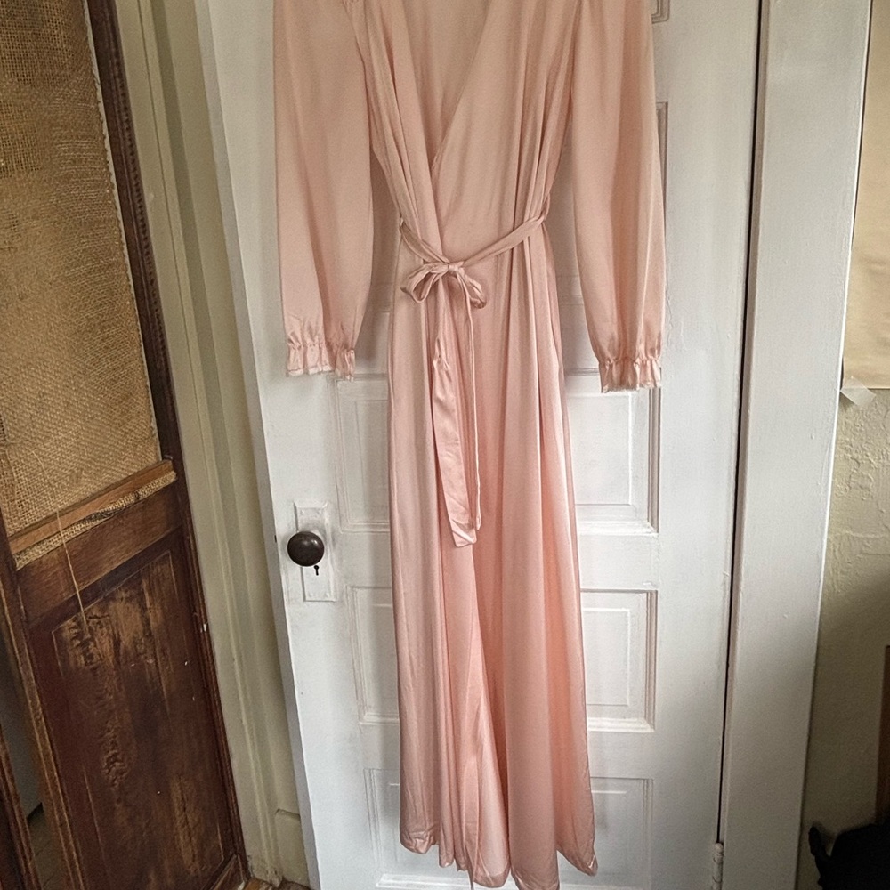 Vtg Sears! romantic blush pink long robe w lace detail Sz Sm